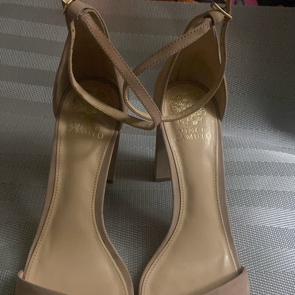 Vince Camuto - Picture 3 of 6